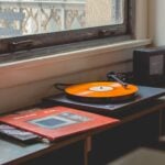 gray turntable playing