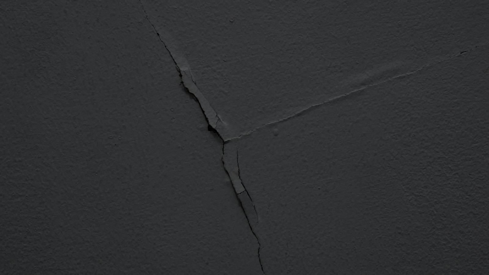 a crack in the side of a wall