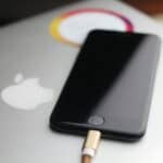 black iphone 5 on macbook