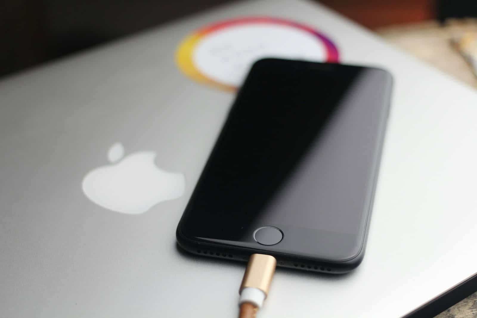 black iphone 5 on macbook